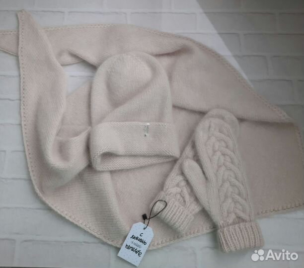 Комплект вязаный женский бактус шапка берет варежк