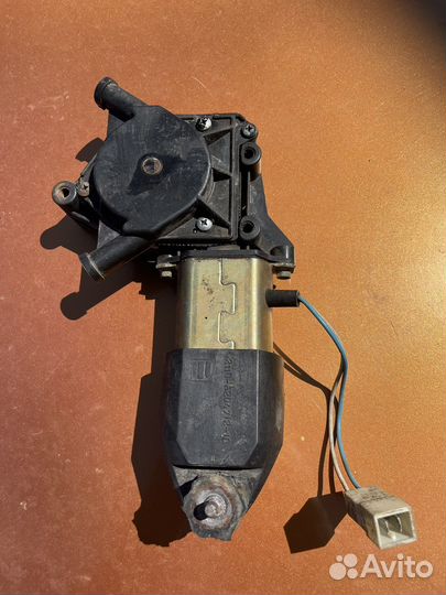 Мотор стеклоподъемника (стоял на Приоре)