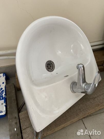 Раковина с тумбой и краном