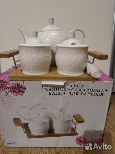 Набор чайник, сахарница, банка для варенья