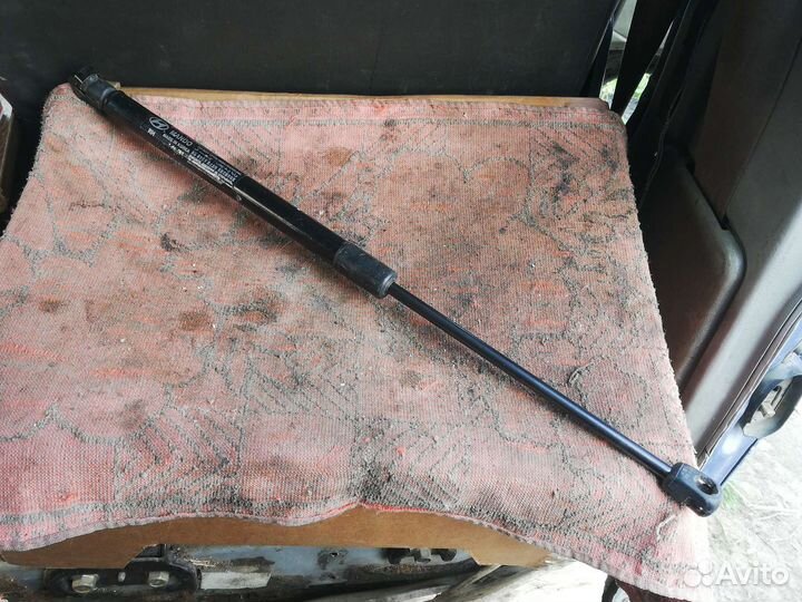 Амортизатор крышки багажника Хендай Солярис 1