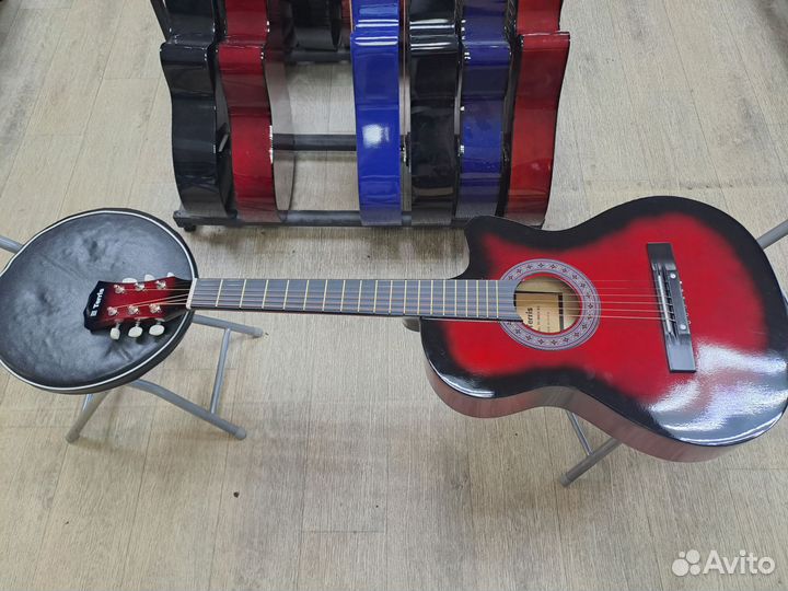 Гитара акустическая красная с металлическими струн