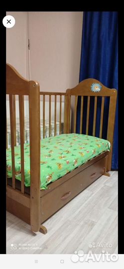 Детская кроватка с маятником и ящиком