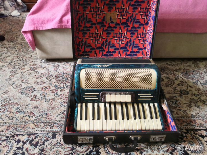 Аккордеон и нотный пюпитр