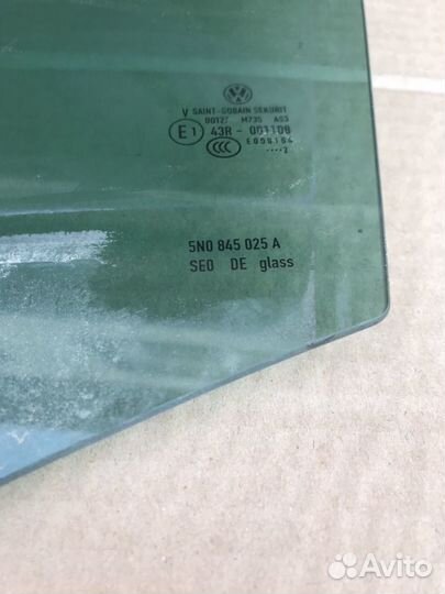 Стекло задней левой двери VW Tiguan 5N