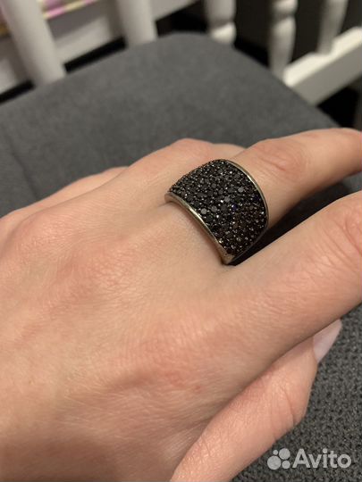 Кольцо с черными камнями