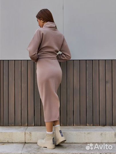 Костюм с юбкой