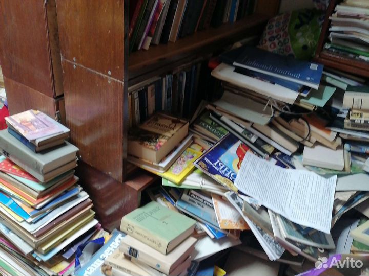 Около 10000 книг