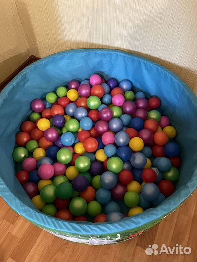 Сухой бассейн с шариками