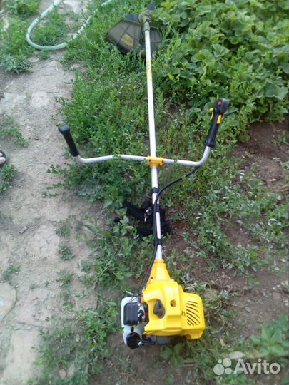 Покос травы, триммером