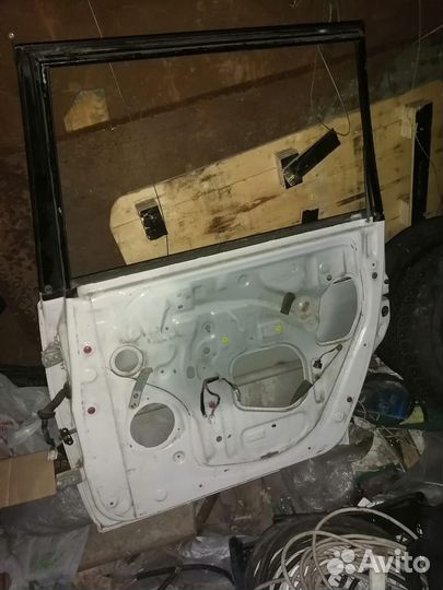 Дверь задняя правая на toyota Gaia белая
