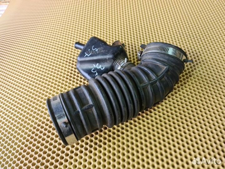 Патрубок воздушного фильтра передний правый