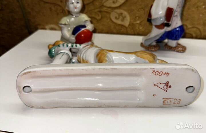 Фарфоровая статуэтка девочка С собакой