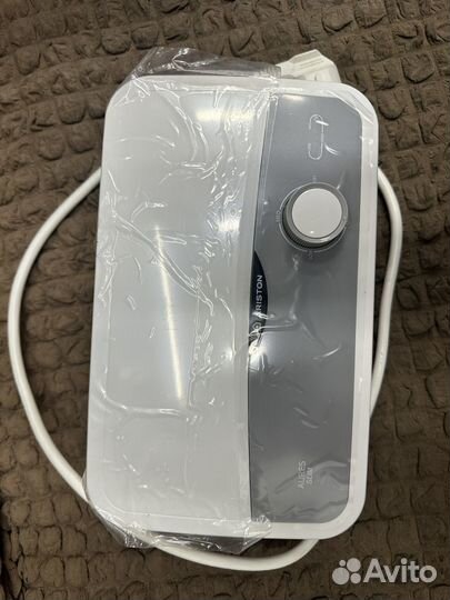 Электрический проточный водонагреватель Ariston