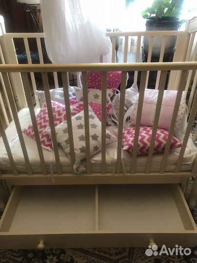 Детская кроватка с маятником и ящиком