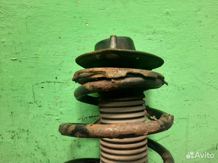 Стойка амортизатора передняя правая Lexus RX300