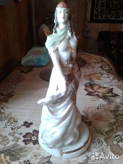 Статуэтка танцующая грузинка