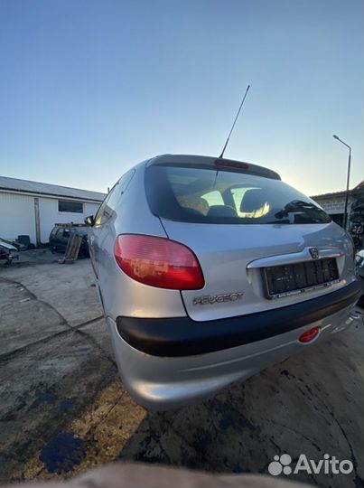 Крышка багажнока peugeot 206
