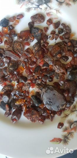 Серьги из янтаря и россыпь янтаря