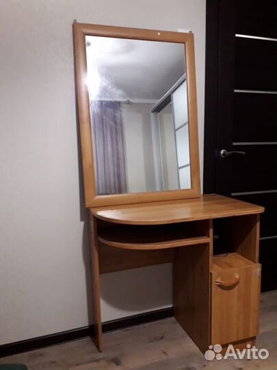 Туалетный столик с зеркалом