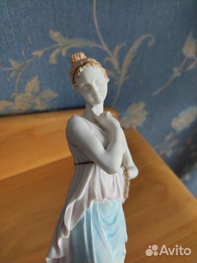 Греческая статуэтка девушки богини мрамор