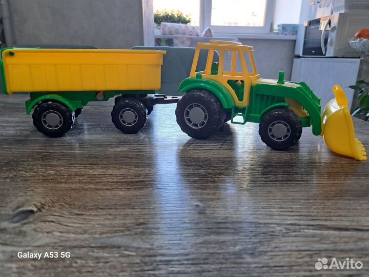 Трактор с прицепом 