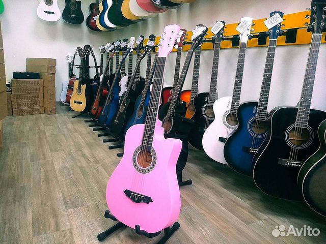 Гитара розового цвета