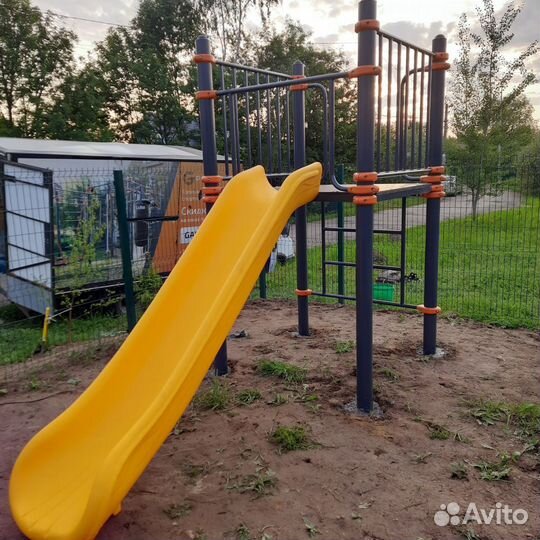 Уличная воркаут площадка шведская стенка рукоход