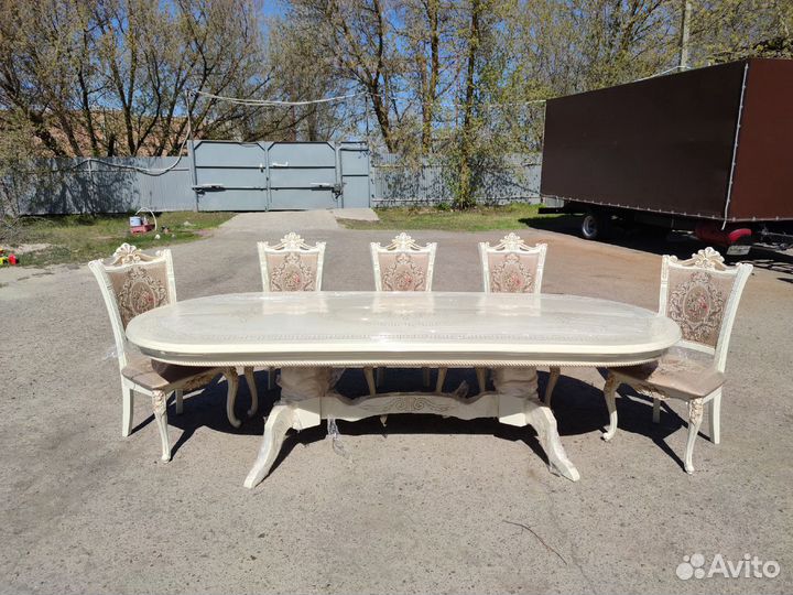 Столы и стулья