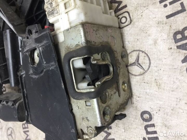 Замок двери задний правый Mercedes W164