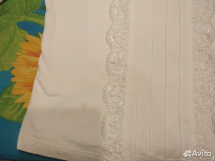 Белая трикотажная блузка