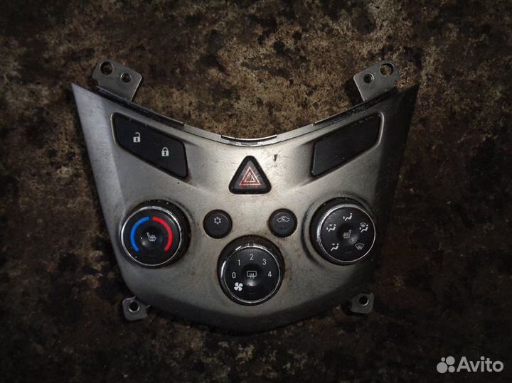 Блок управления печкой Chevrolet Aveo T300 F16D4