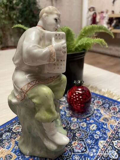 Фарфоровая статуэтка СССР. Гармонист