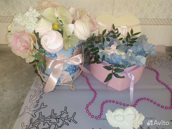 Вкусный букет с зефиром и цветами в наличии