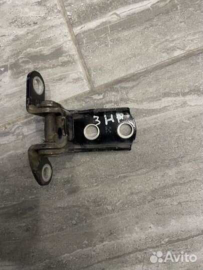 Петля двери camry 50