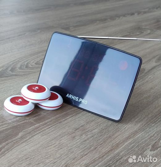 Кнпока вызова персонала и табло отображения вызова