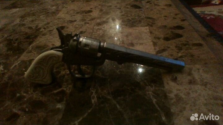 Игрушечный револьвер