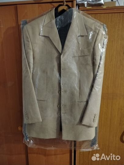 Продаю новый костюм