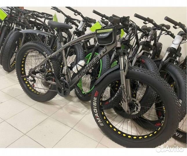 Велосипед горный с широкими колесами на большой ве