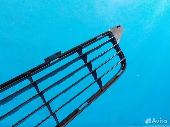 Решетка в бампер центральная toyota Avensis 3 (T27