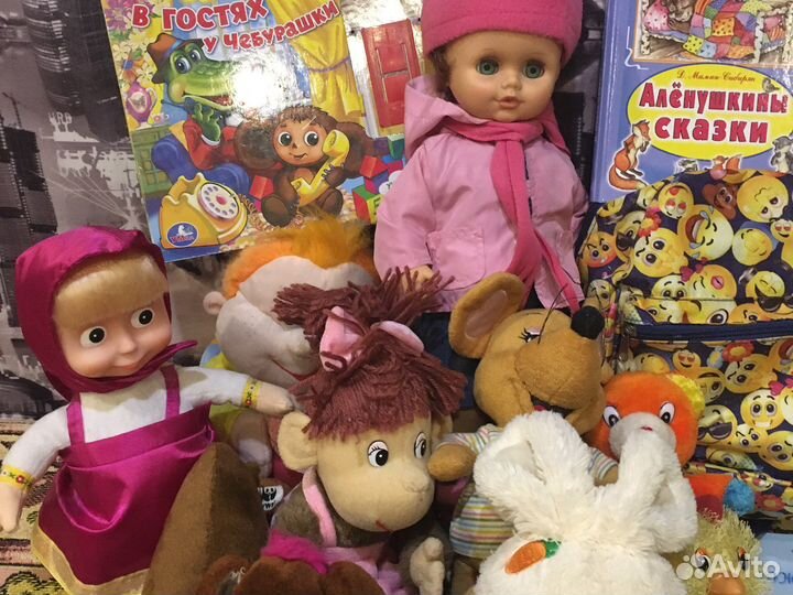 Мягкие игрушки, рюкзак, книги