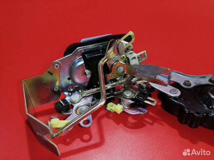 Замок двери задний левый Toyota Hilux Surf VZN130G