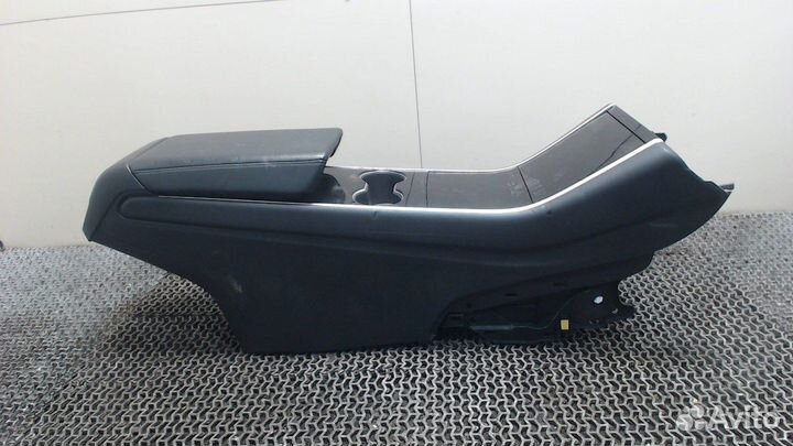 Консоль салона Tesla Model 3, 2019