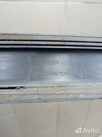 Молдинг передней правой двери Skoda Yeti