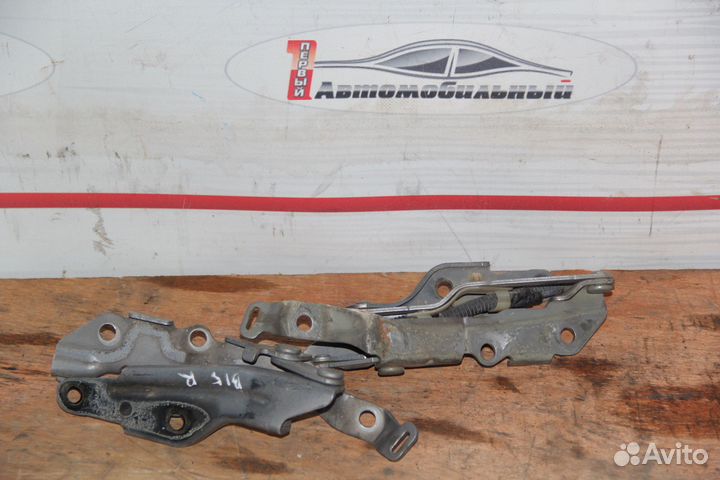 Петля капота c Subaru Legacy BP5 EJ204