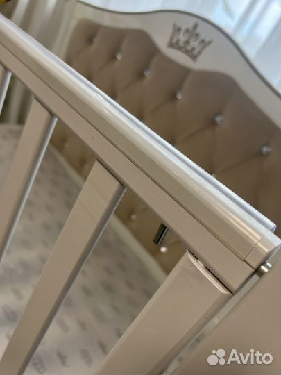 Детская кроватка с мягкой стенкой и маятником