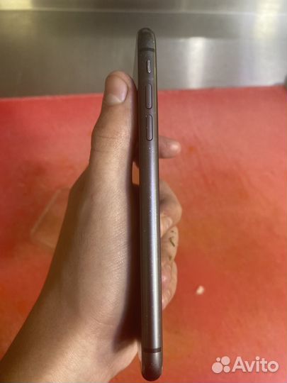 Телефон iPhone 11