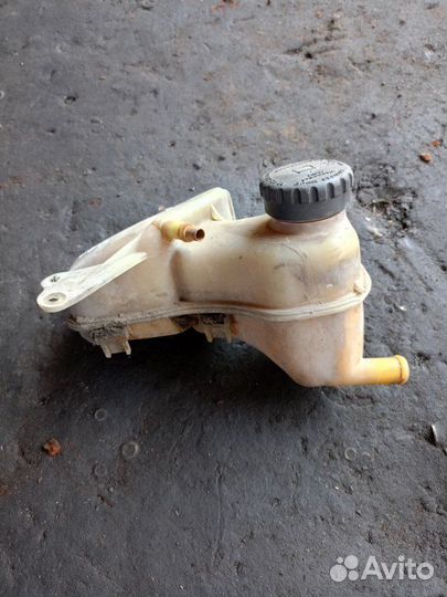 Расширительный бачок Opel Vectra 1988