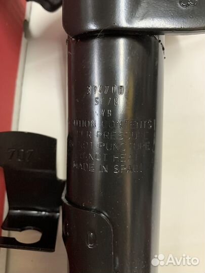 Стойка передняя левая Mazda 3 KYB 334700