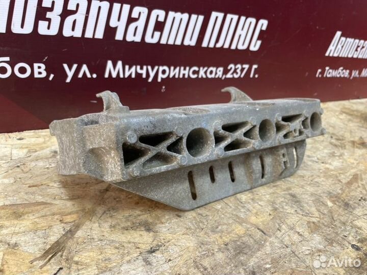 Кронштейн впускного коллектора Renault Duster